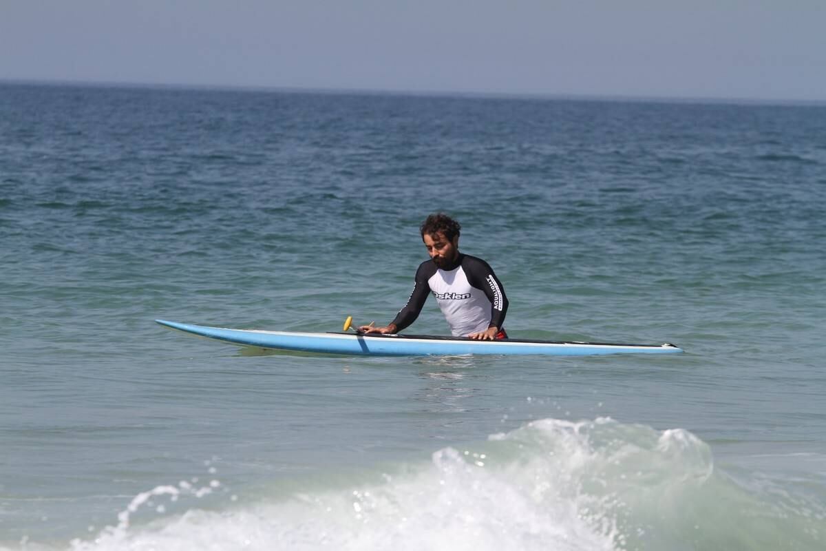Bruno Gagliasso e Ricardo Pereira praticam stand up paddle na praia da Barra da Tijuca, no Rio