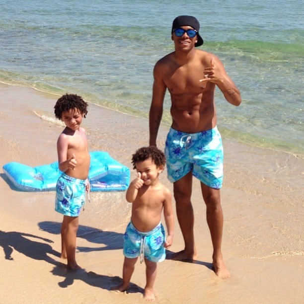 O atacante adora postar fotos ao lado dos meninos durante os passeios em família