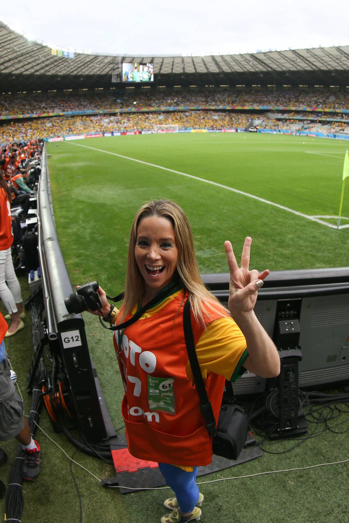 É, Dani Winits, você até conseguiu o colete, mas não foi dessa vez que viu o Brasil ganhar da Alemanha