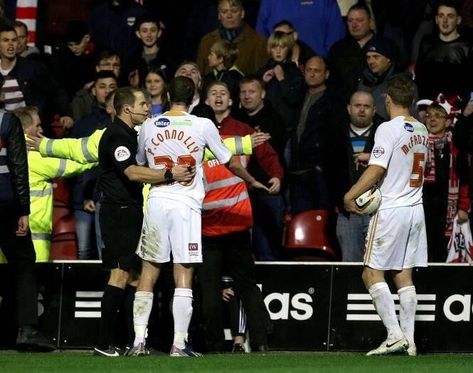Paul Connolly desferiu um tapa na cara do torcedor do Brentford