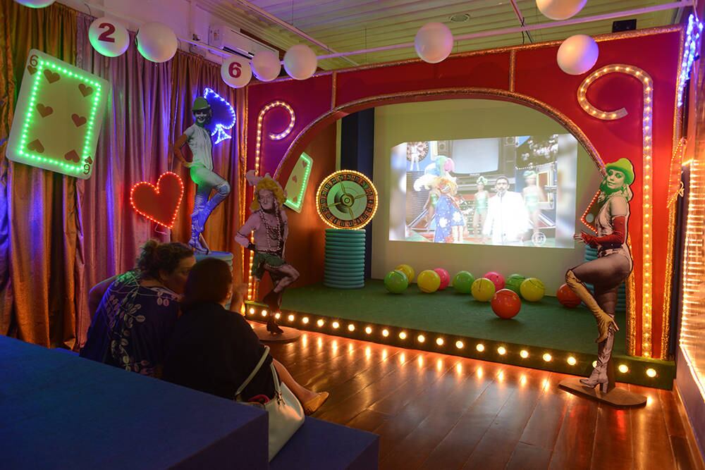 Além de elementos cenográficos luminosos similares aos que decoravam o programa televisivo, o público poderá tirar fotos ao lado de imagens em tamanhos reais de Russo e das Chacretes. Um telão passa os melhores momentos dos programas que foram ao ar na década de 80.  
