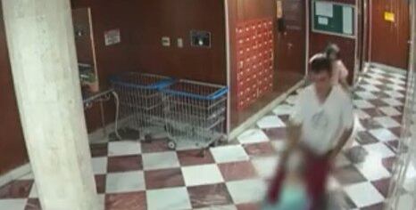 Câmeras de segurança registraram suspeitos levando corpo da idosa
