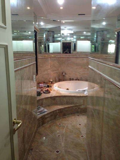 Um dos banheiros é revestido com mármore e tem espelhos na
parte superior das paredes