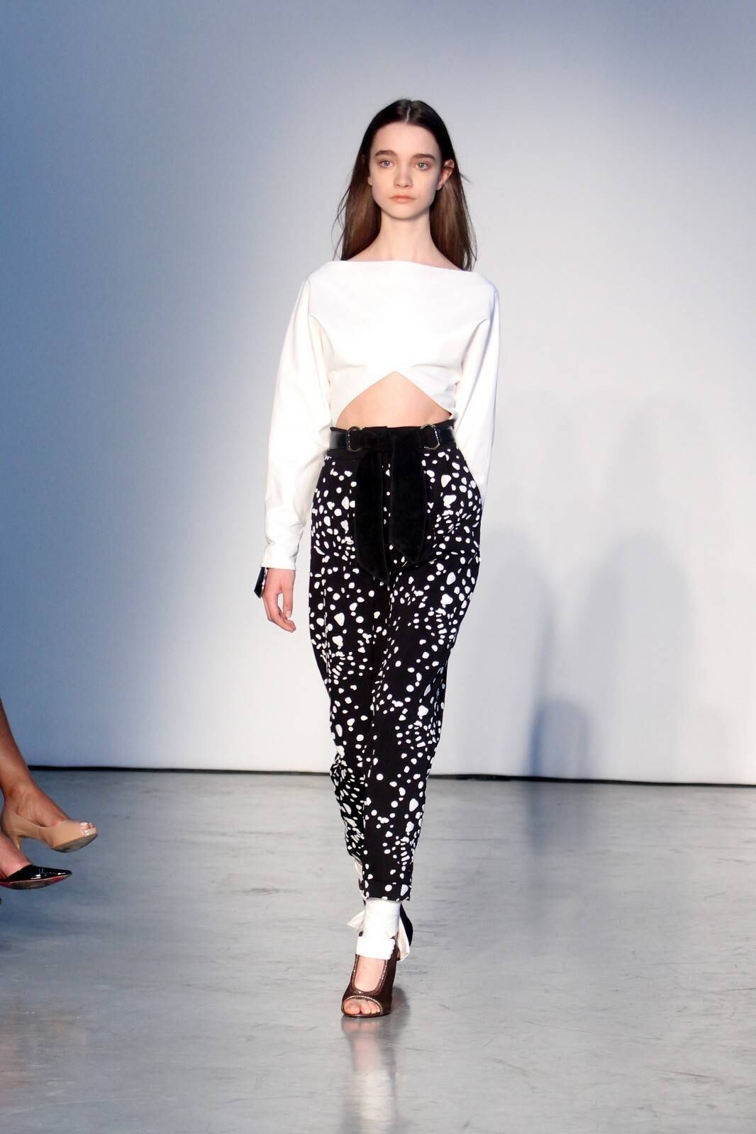 O segundo dia de desfiles da temporada inverno 2015 da São
Paulo Fashion Week começou com a coleção do estilista Pedro Lourenço, nesta
terça-feira (4). As modelos entraram na passarela após uma hora de atraso e
vestiram peças feitas de diferentes materiais, que iam desde os trabalhos com
paetês até detalhes com argolas de meta. Além dos casacos e saias que deram um ar sexy à coleção, as sandálias com saltos largos,
arredondados e amarrações no tornozelo também foram destaque na passarela

Assista: Lele vai à SPWF saber o que as blogueiras acham do uso das roupas com pele animal