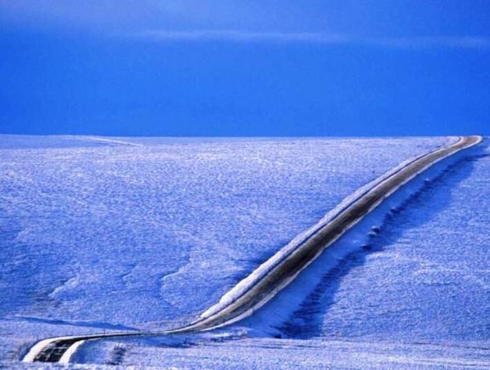 Dalton Highway (Alaska) - À primeira vista essa estrada parece tã inofensiva como um pinguim. Contudo, o caminho é repleto de buracos, ventos fortes e o pior: atravessa o meio do nada. Já pensou o apuros se a gasolina acabar ou o pneu furar?
