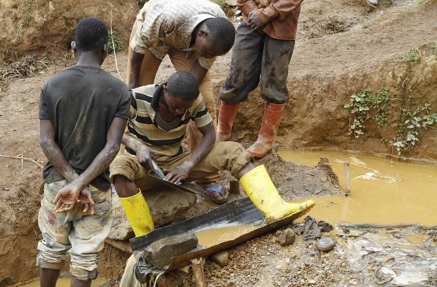 O Congo produziu um recorde de 943 mil toneladas de cobre em 2013 e se tornou o maior produtor da África, o que estimulou a economia em 8,5% por cento.

Entre os minerais preciosos estão diamantes, ouro e cassiterita