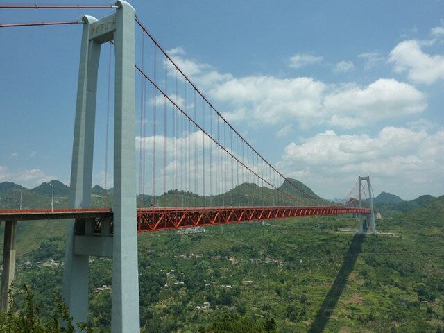Baling - 370m - Inaugurada em 2009, sobre o Rio Baling, em Guizhou, na China, a ponte tem 2.237 metros de extensão, mas as torres ficam a 1.088 metros uma da outra. Por isso, fica a impressão de que a ponte levita.