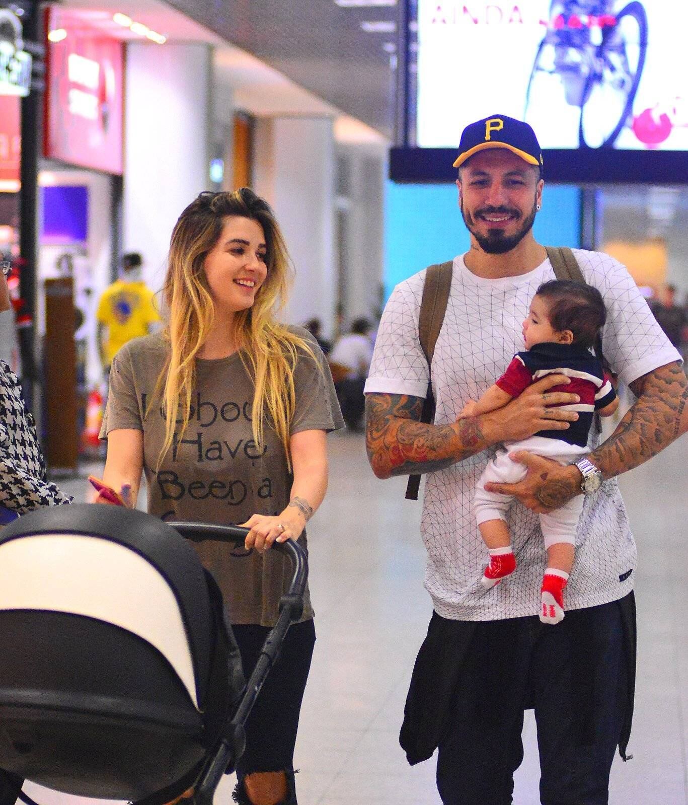 Aline Gotschalg e Fernando Medeiros embarcaram no aeroporto Santos Dumont, no Rio de Janeiro. Lucca, filho dos ex-BBBs, esbanjou fofura na tarde desta quinta-feira (8)

Acesse o R7 Play e assista à programação da Record quando quiser
