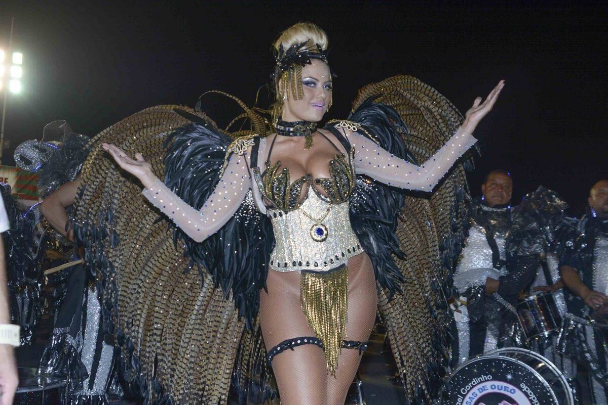 Ellen Roche curte terceiro lugar da Rosas de Ouro no desfile das campeãs de São Paulo