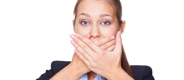 A paralisia das cordas vocais ocorre quando há alguma agressão aos nervos que controlam o músculo da laringe, onde ficam as cordas vocais, podendo acometer uma corda vocal ou ser bilateral. Essa agressão pode
ocorrer por uma série de problemas como infecção, tumores ou por algum fator
que cause a compressão do nervo