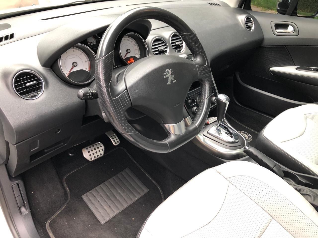 Acabamento interno é de boa qualidade com painel soft touch e metais de toque frio