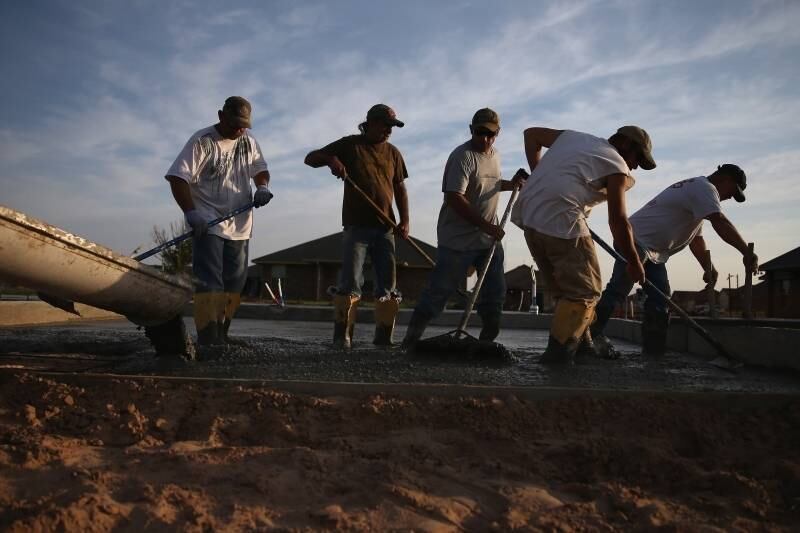 Construtores instalam as
fundações de uma nova casa em Moore, Oklahoma, um ano após um forte tornado
atingir a região. O desastre matou 24 pessoas e deixou uma marca de destruição
que até hoje ainda não foi apagada