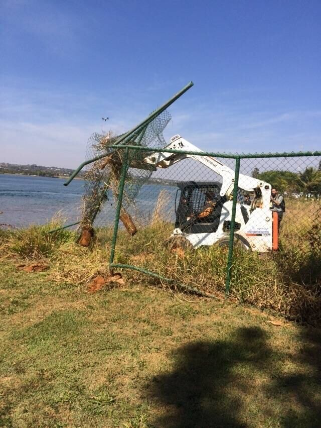 A Agefis-DF (Agência de Fiscalização do Distrito Federal) começou com a retirada de construções irregulares na orla do Lago Paranoá, na manhã desta segunda-feira (24). Esta cerca foi retirada das margens do Lago Sul sem resistência de moradores do local