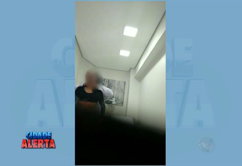 A polícia foi atrás do médico, que permaneceu quieto durante
o tempo que ficou na delegacia

+ Quer ver tudo o que rolou no Cidade Alerta? Veja a íntegra no R7 Play
