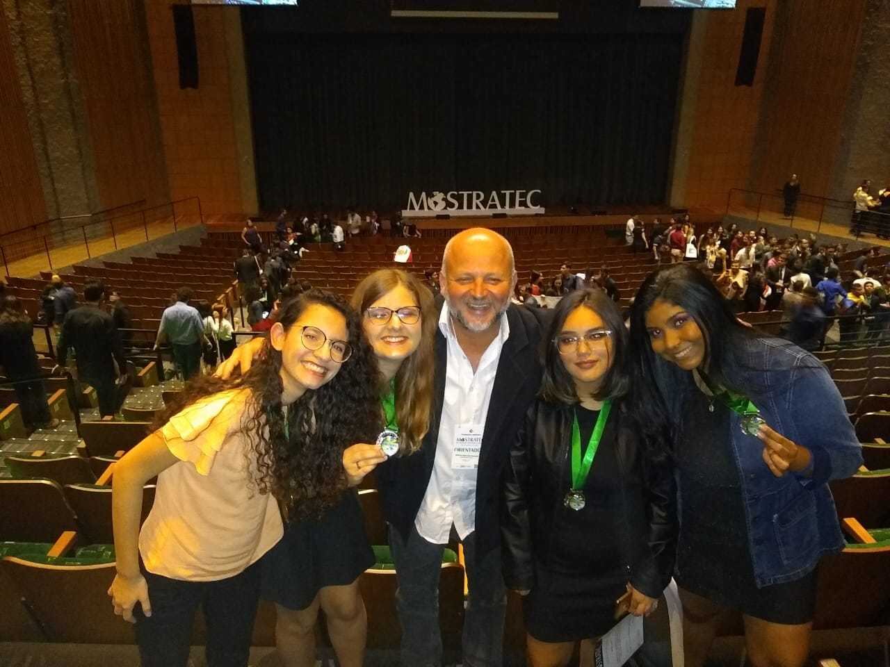 Medalhistas e o professor Edmilson Quarenta