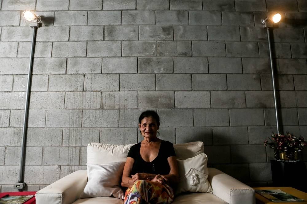 Em fevereiro de 2014, o teto do quarto de Dalvina Borges Ramos, a dona Dalva, despencou sobre a cama. "Por sorte, estava no banho. Por Deus", diz. Exatos dois anos depois, a diarista de 74 anos mora na melhor casa do mundo, de acordo com premiação anual do site ArchDaily, o maior do mundo especializado em arquitetura. "Será mesmo?", ainda reluta em acreditar. "Eu acho minha casa diferente, mas não sei se é a melhor. Parece casa de fazenda, chão de cimento, paredes sem aquela massinha lisa..."