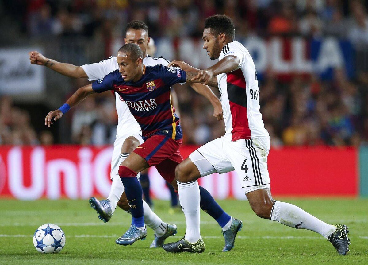 Novamente careca, após quase seis anos do seu início profissional no Santos, Neymar vai demorar um pouco para voltar a ousar nos cortes. Pelo menos até seu cabelo crescer novamente

Veja programas da Record na íntegra e no R7 Play!
