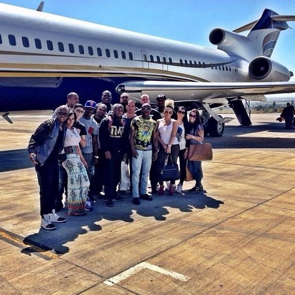 O
boxeador reúne os amigos para tirar foto na frente de seu jato particular