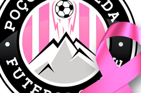 O laço rosa sobre o escudo do clube