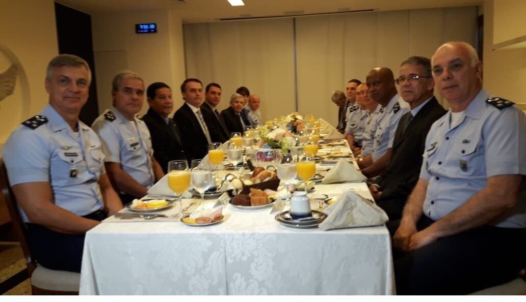 Bolsonaro toma café com Alto Comando da Aeronáutica