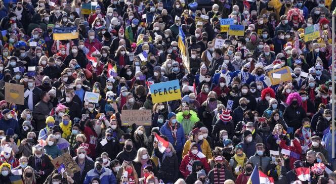 Manifestantes pedem paz e o fim da ofensiva russa na Ucrânia, em Colônia, na Alemanha