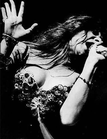 Janis Joplin - Mito na história do rock and roll, e apontada como uma das maiores cantoras de soul, Joplin também representou a geração beat. Morreu aos 27 anos, em 1970, após overdose de heroína e álcool.