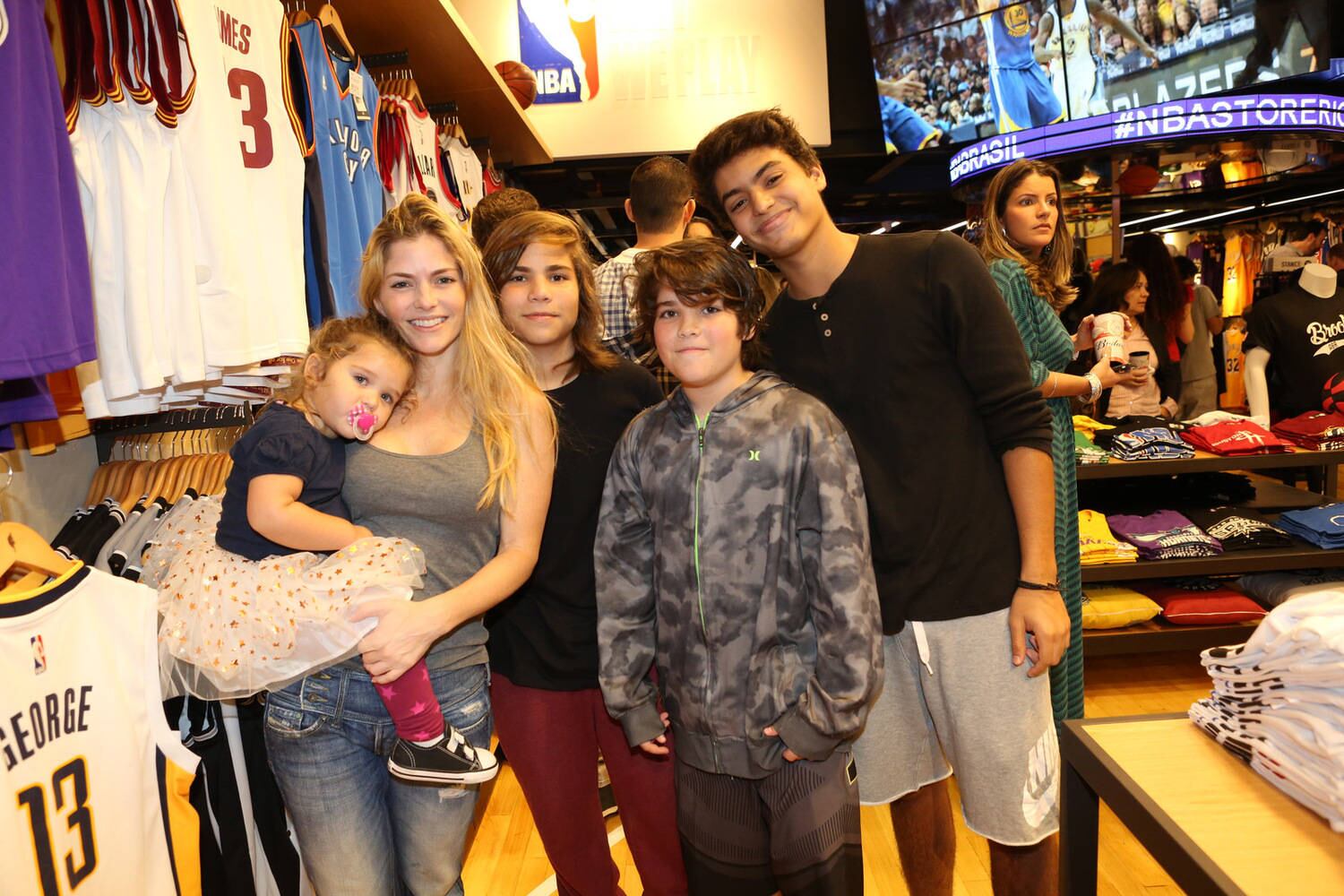 Ana Paula Tabalipa com os filhos Mia, Tom, Pedro e Lui 