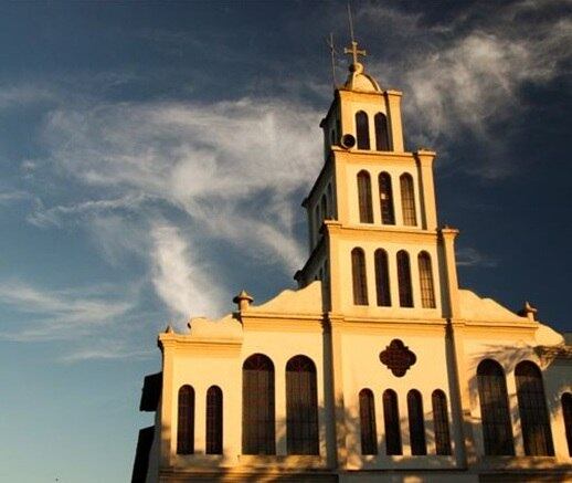 Longe do país nórdico, mas com ares europeus, Catas Altas da Noruega, na região central de Minas, ganhou o nome durante a época da mineração nas cidades que ficaram conhecidas como históricas no Estado. “Catas Altas” faz referência ao processo de catas, usado para extrair ouro. A “Noruega” é por causa dos morros frios que cercam a cidade, onde a temperatura não passa dos 23ºC o ano todo