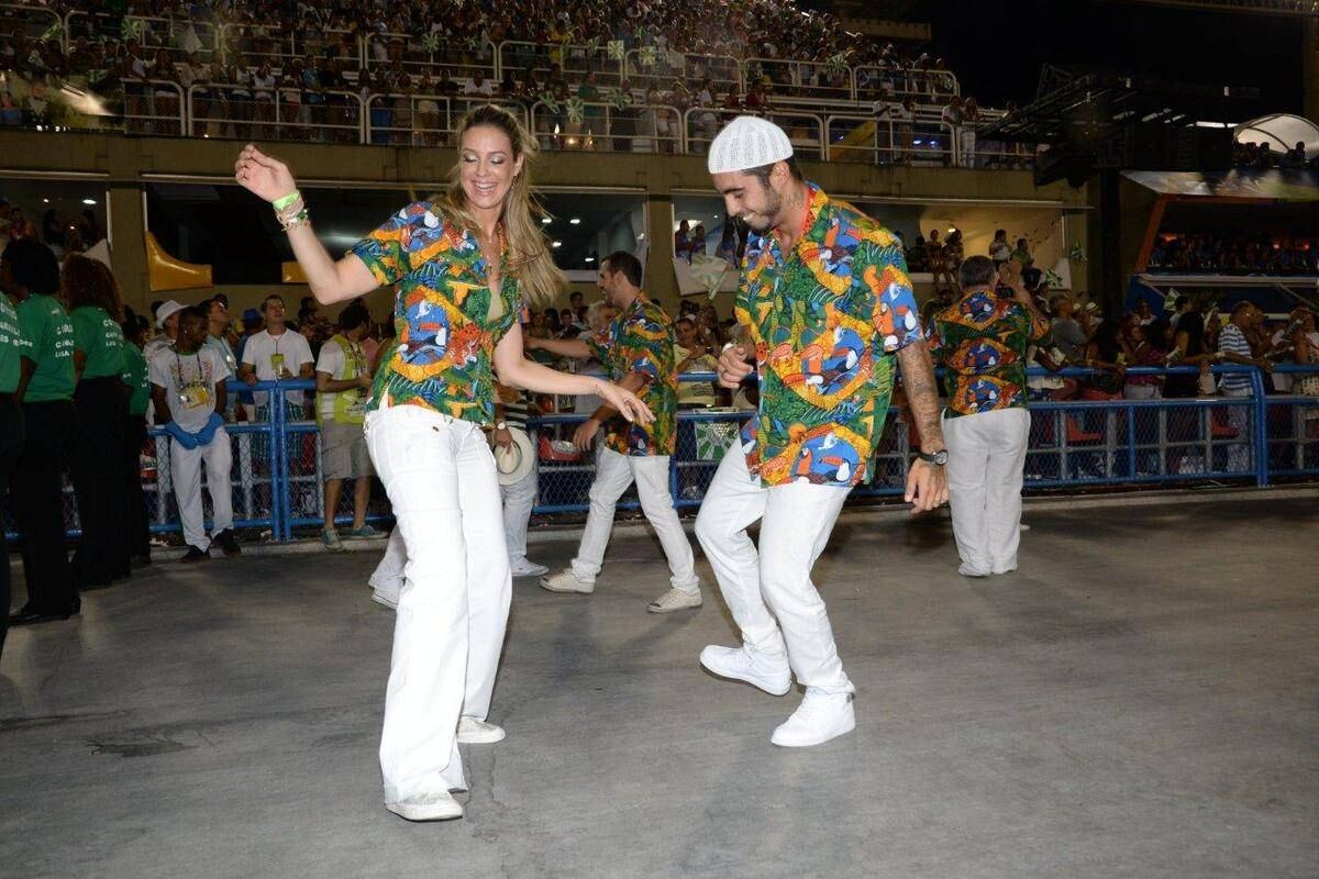 Luana Piovani e Pedro Scooby entraram na avenida nesta segunda-feira (3), segundo dia de desfiles do grupo especial do Rio de Janeiro, como integrantes da Mocidade Independente de Padre Miguel