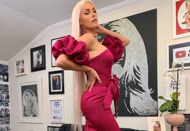 3. Longo e liso

Para o especial Família Record do ano passado, Ana apostou no longo e liso, mantendo o tom do seu loiro. Sua escolha destacou o seu look e combinou com o scarpin branco que usou