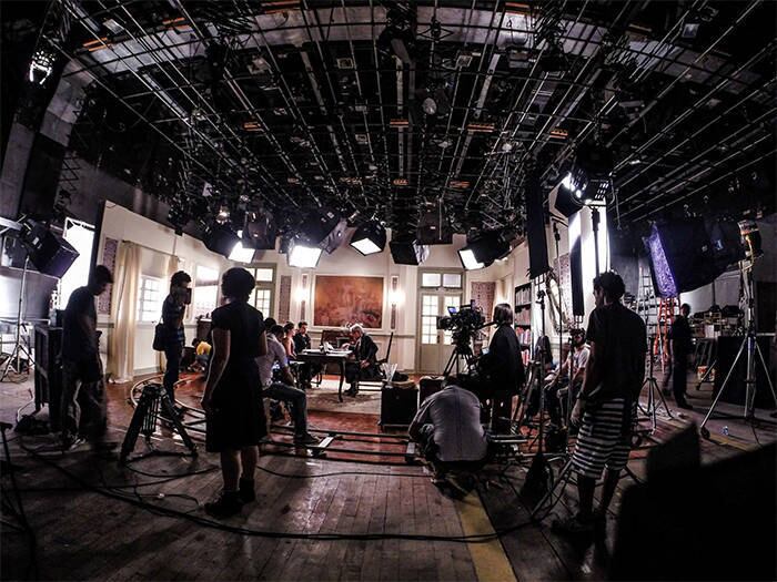 O arco dramático da série é composto pelas
histórias pessoais dos personagens principais cujas vidas sofrem interferência
devido às exigências do trabalho

+ Vera é presa por maus tratos à filha adotiva. Veja o que rolou no primeiro capítulo de Conselho Tutelar

+ Conheça o elenco de Conselho Tutelar

+ Sereno e César lutam para proteger os indefesos em Conselho Tutelar
