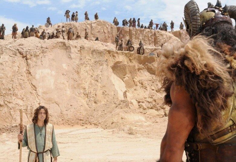 3- Um guerreiro de fé

Em seu primeiro grande desafio como guerreiro, Davi venceu Golias, o gigante filisteu que zombava do Deus de Israel. Com sua fé, Davi declarou sua fé e atingiu Golias com uma pedra. O gigante caiu no chão, desacordado, e Davi cortou sua cabeça