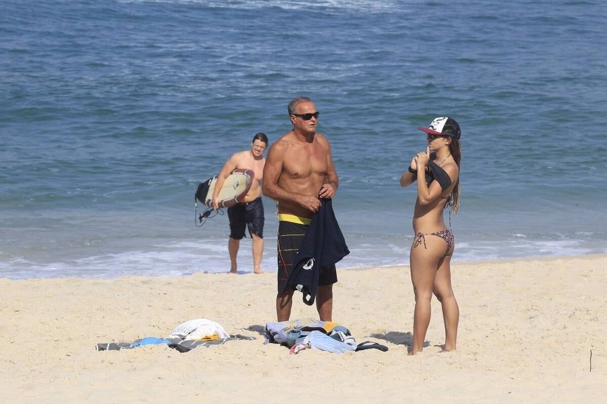 Kadu Moliterno curte a praia com a filha Lanai 