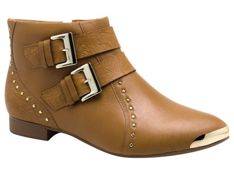Alguns detalhes nos sapatos também irão chegar com tudo no
inverno. Além das tachas, correntes e fivelas, a ponteira de metal está
presente em diversas coleções, como na botinha da Dakota