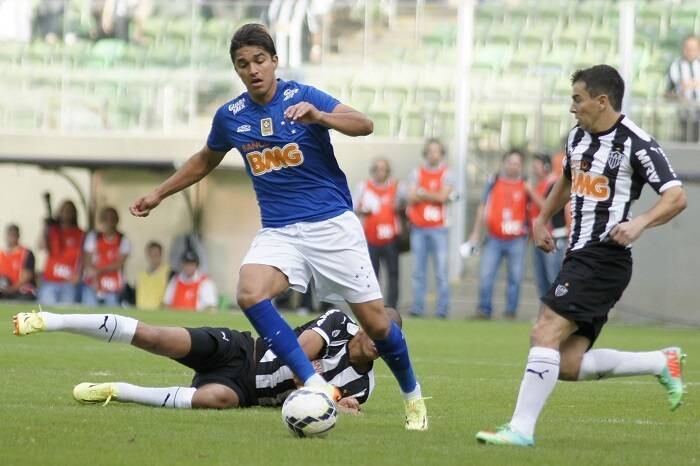 Atlético-MG vence o Cruzeiro de virada e sobe na classificação