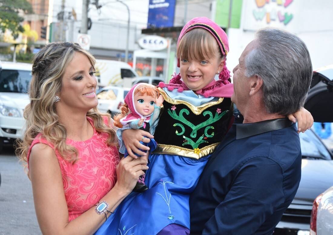 A pequena estava feliz da vida. O tema da festa foi Frozen, animação infantil que fez o maior sucesso entre a criançada. Rafinha usou duas fantasias das princesas da história e arrasou como Anna e Elsa 