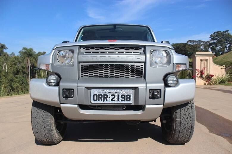Feito para os amantes do off-road, o novo Troller T4 chega nas
concessionárias em agosto com preço inicial de R$ 110.990,
aproximadamente 15% mais caro que a versão atual. O modelo, porém,
tentará justificar o valor mais salgado com design, equipamentos
inéditos, melhor acabamento da cabine e o motor 3.2 diesel de 200 cv da Ford Ranger
