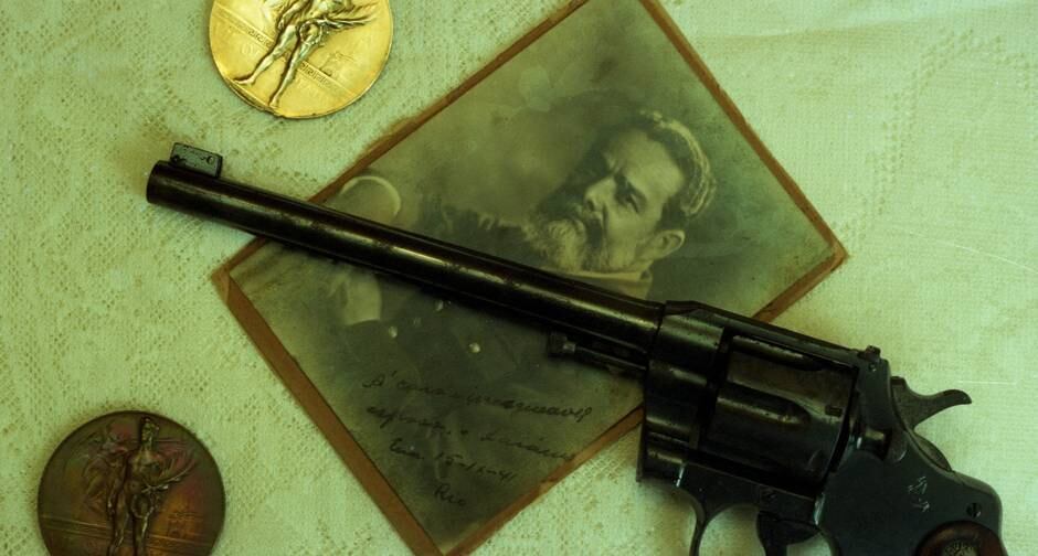 As medalhas e a arma usada por Guilherme em 1920