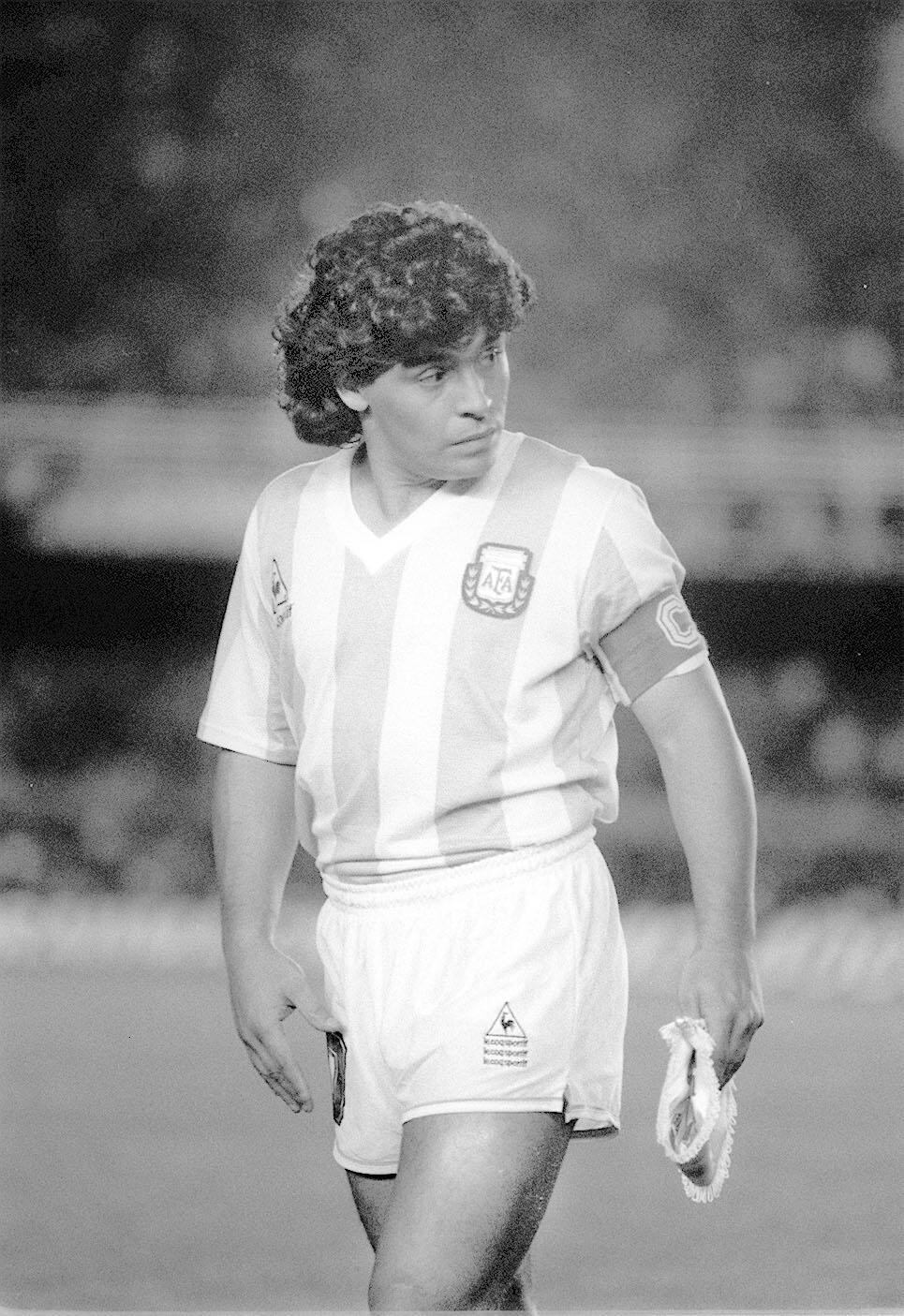 30 de outubro de 1960, nascia o maior ídolo argentino de todos os tempos e um dos maiores jogadores da história do futebol. Diego Armando Maradona completa, nesta quarta-feira, 53 anos de vida. Uma vida repleta de altos baixos, títulos, polêmicas, confusões. Dentro de campo era inigualável. Dono de uma imensa habilidade com as bolas nos pés, levou, praticamente sozinho, a Argentina à conquista do bicampeonato da Copa do Mundo em 1986. Viveu, no Napoli da Itália, a maior fase de sua carreira. Relembre alguns destes e outros momentos da carreira do jogador