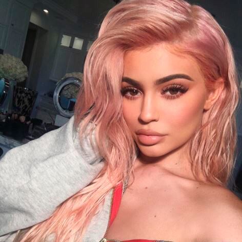 Referência de moda e beleza para muitas meninas, Kylie Jenner já pintou o cabelo de rosa claro 