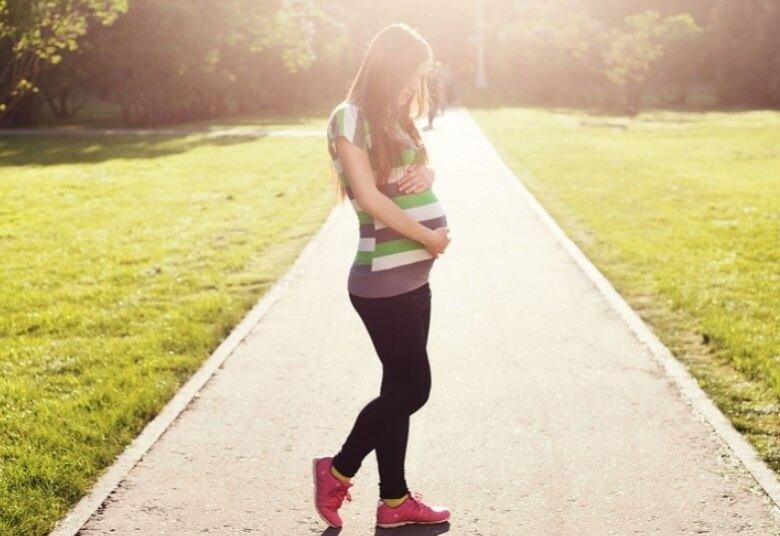 Nesse caso, a melhor forma de prevenir é usar filtro solar com FPS alto e isso vale independentemente se o dia está ensolarado, nublado ou chuvoso. “É muito importante que o filtro solar seja reaplicado durante todo o dia, idealmente de três em três horas. Além disso, o uso de roupas, bonés, chapéus, sombrinhas e óculos também ajudam a proteger”, recomenda a dermatologista.