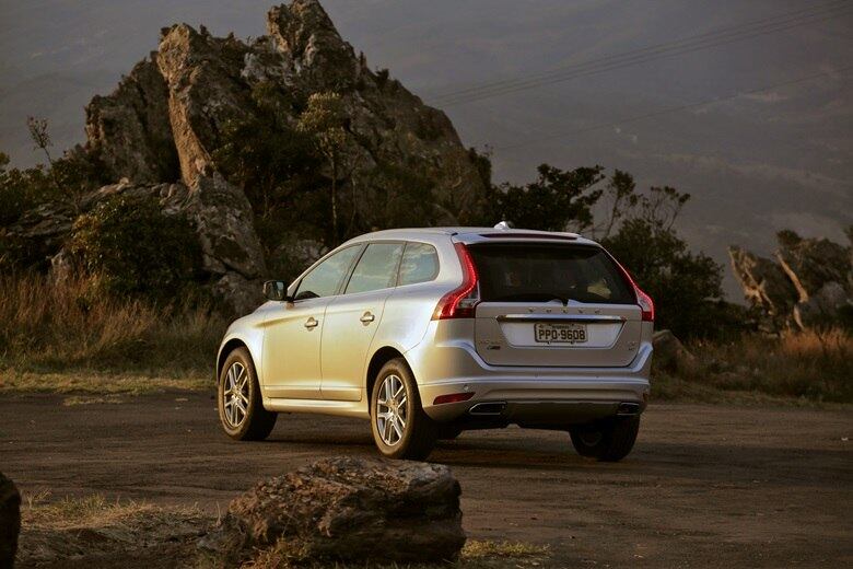 A versão Momentum traz ainda banco com regulagem elétrica para o motorista e o passageiro, painel de instrumentos digital de 8 polegadas com três modos de tela, teto solar elétrico, câmera traseira de estacionamento, além de suporte lombar com regulagem elétrica do assento dianteiro e sistema de navegação por GPS, este com mapas em 3D e informações de tráfego em tempo real
