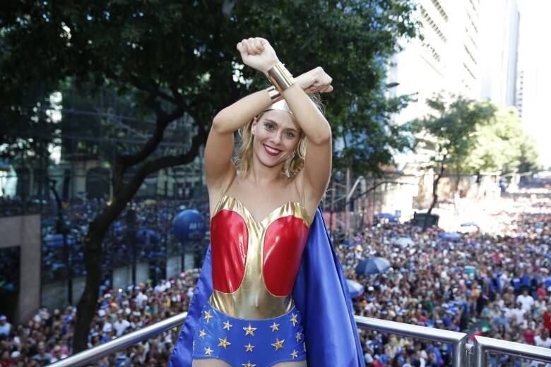 Eu tenho a força! Dá-lhe Carol, musa maravilha de Preta Gil 