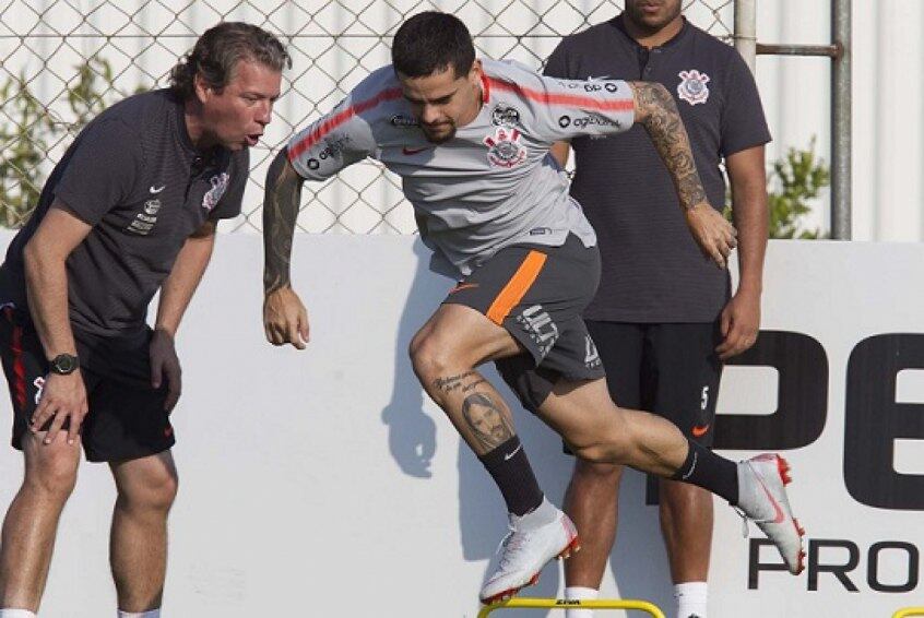 Com prazo de três a quatro semanas para recuperação, Fagner treina após 12 dias