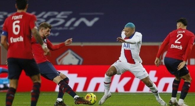 M´Bappé lutou, mas não conseguiu levar PSG à vitória sobre o Lille