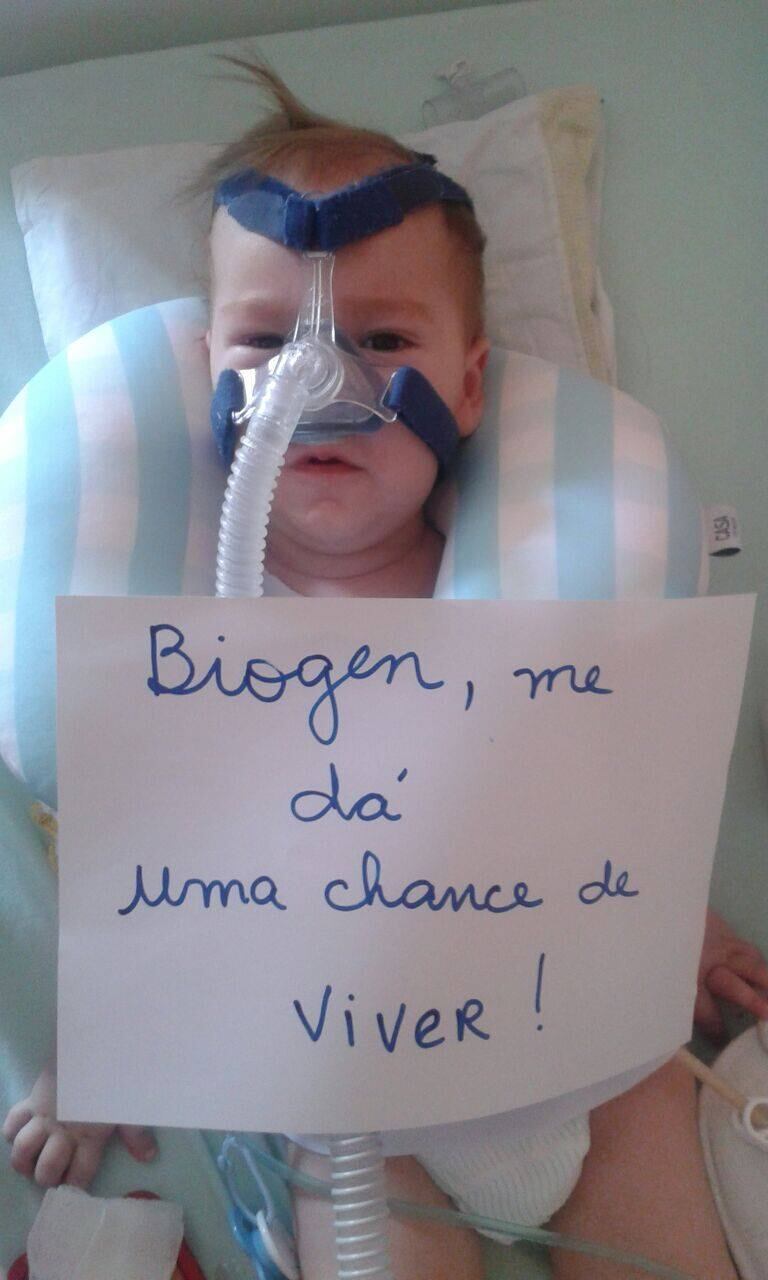 Sabendo disso, a família de Miguel, que já havia começado
uma campanha nas redes sociais para conscientizar as pessoas sobre as
dificuldades relacionadas a AME — e também para arrecadar dinheiro para pagar
eventuais custos de deslocamento para um outro país — resolveu tentar a sorte
na Alemanha