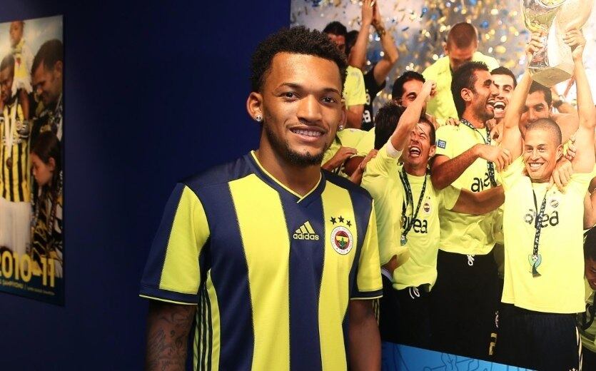 Jailson já posou com a camisa do clube turco