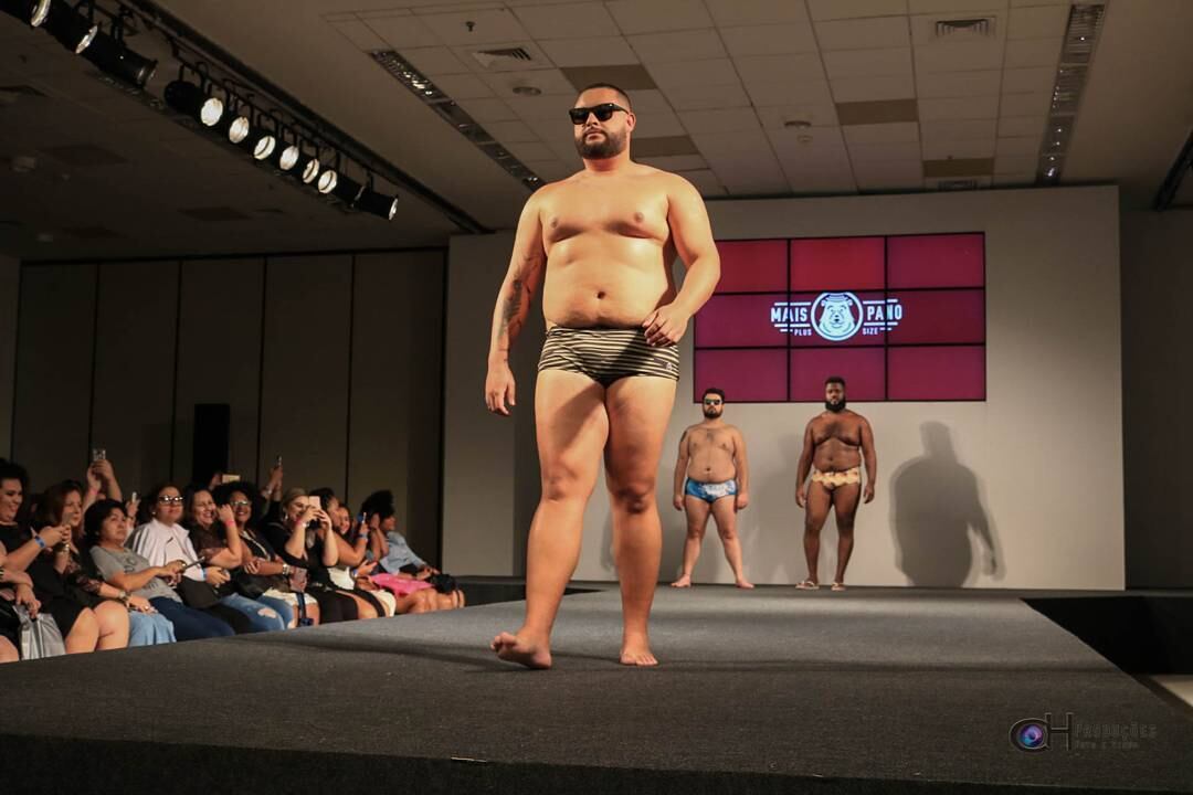 Edu, que não tirava a camisa quando jovem, agora desfila até de sunga