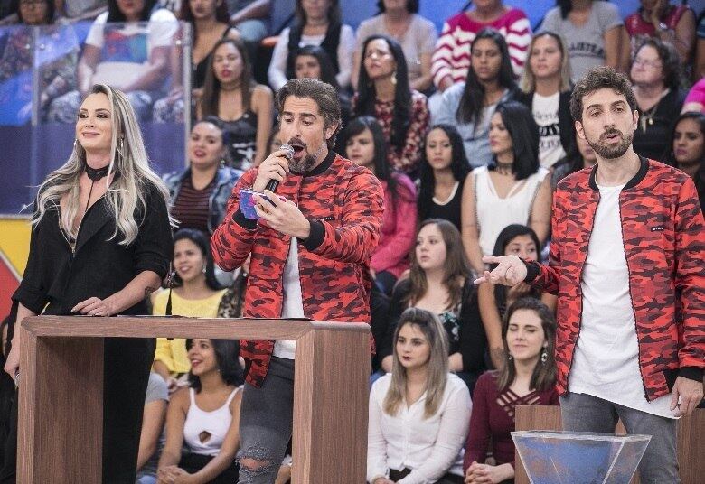 Na reta final do
programa, os peões estão com os nervos à flor da pele e nenhum detalhe vai
passar desapercebido pelo apresentador e seu braço direito, Mionzinho
• GALERIA: Marcos Mion e Juju Salimeni dançam músicas de Latino e Babado Novo no Legendários desta sexta (1°)