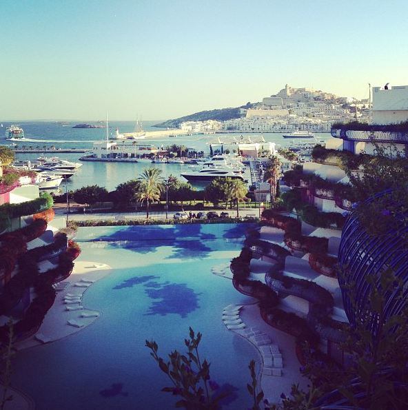 Puyol também é fã das redes sociais e mostra todos os detalhes da viagem. Nesta foto, por exemplo, ele mostrou aos seguidores, o lindo cenário que estão curtindo em Ibiza
Veja: Imprensa mundial repercute incrível vitória do Brasil contra a Espanha